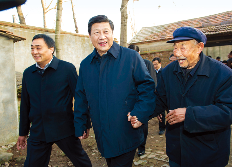 　2013年11月24日至28日，中共中央總書記、國家主席、中央軍委主席習(xí)近平在山東考察。 這是25日下午，習(xí)近平在地處沂蒙老區(qū)的臨沭縣曹莊鎮(zhèn)朱村親切地拉著83歲的“老支前”王克昌的手去他家看望。 新華社記者 謝環(huán)馳/攝