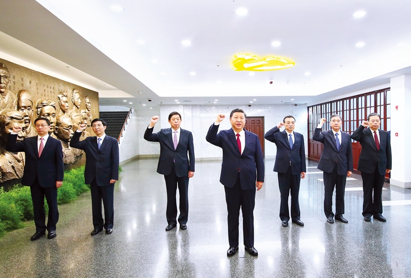 　2017年10月31日，中共中央總書記、國家主席、中央軍委主席習(xí)近平帶領(lǐng)中共中央政治局常委李克強(qiáng)、栗戰(zhàn)書、汪洋、王滬寧、趙樂際、韓正，瞻仰上海中共一大會(huì)址和浙江嘉興南湖紅船。這是31日上午，在上海中共一大會(huì)址紀(jì)念館，習(xí)近平帶領(lǐng)其他中共中央政治局常委同志一起重溫入黨誓詞。 新華社記者 蘭紅光/攝